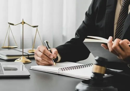 Apesar de avanços, graves retrocessos: e a imunidade profissional do advogado? | Professor Roberto Beijato Junior